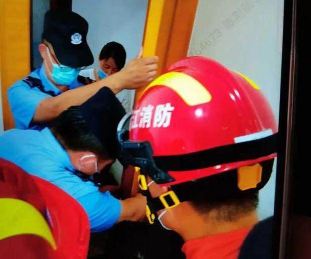 博鱼“这下玩大了！”3岁男孩玩耍惊动了民警和消防(图3)