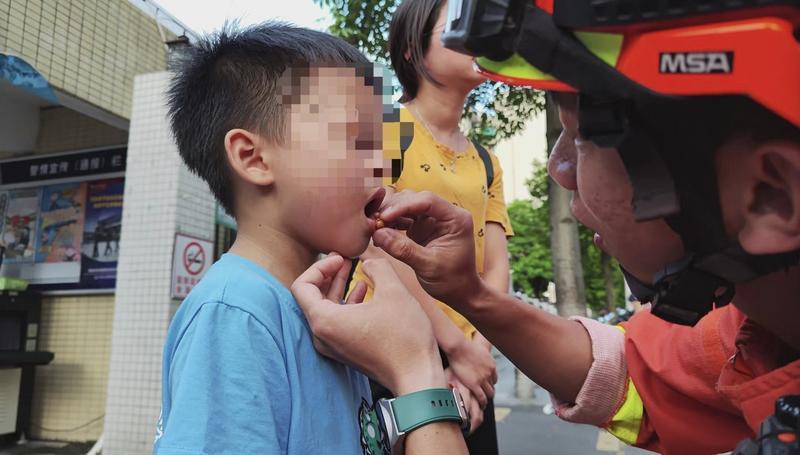 博鱼又被卡卡卡住了！广州消防：暑假儿童被卡事故多发家长莫大意(图2)