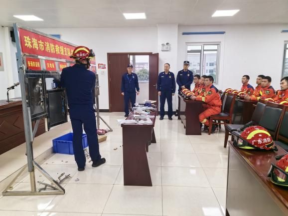 博鱼(中国)珠海市消防救援支队组织开展开锁技术培训班(图1)